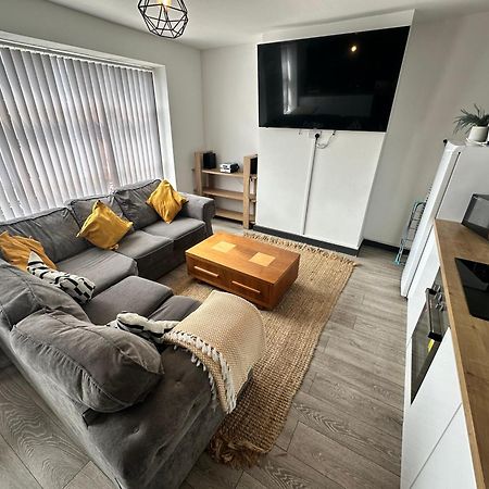 Town Center Willow Apartment - Sleeps Up To 10 - Dogs Welcome - 2 Minutes From Train Station Blackpool Dış mekan fotoğraf