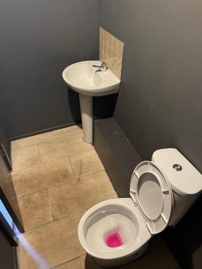 Town Center Willow Apartment - Sleeps Up To 10 - Dogs Welcome - 2 Minutes From Train Station Blackpool Dış mekan fotoğraf