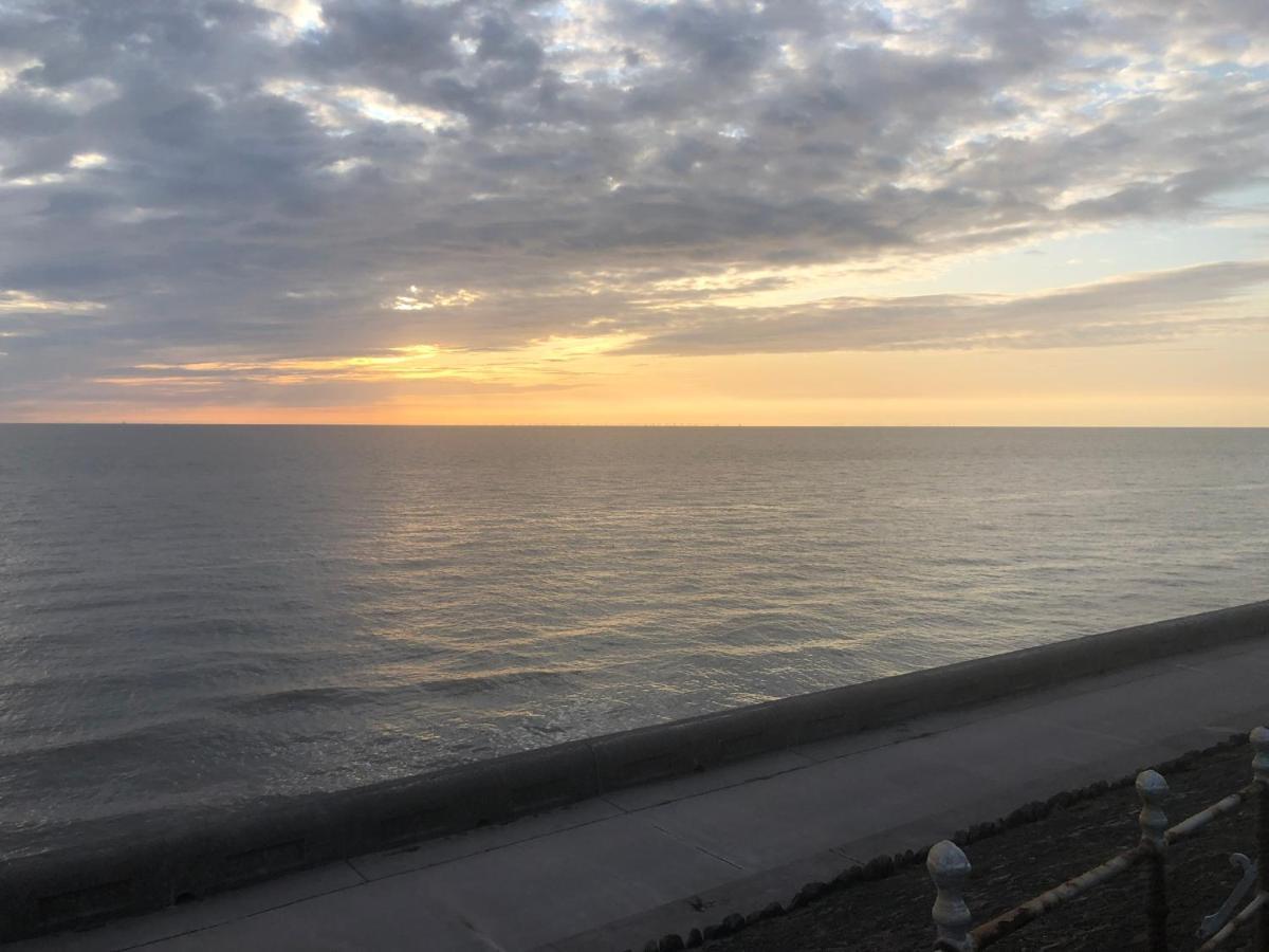 Town Center Willow Apartment - Sleeps Up To 10 - Dogs Welcome - 2 Minutes From Train Station Blackpool Dış mekan fotoğraf