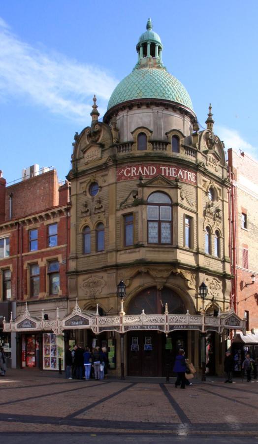 Town Center Willow Apartment - Sleeps Up To 10 - Dogs Welcome - 2 Minutes From Train Station Blackpool Dış mekan fotoğraf