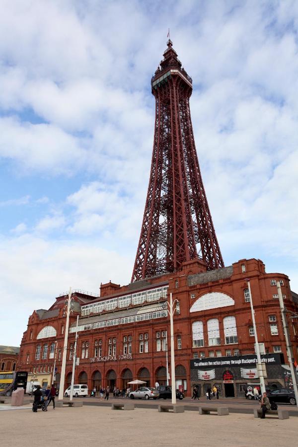 Town Center Willow Apartment - Sleeps Up To 10 - Dogs Welcome - 2 Minutes From Train Station Blackpool Dış mekan fotoğraf