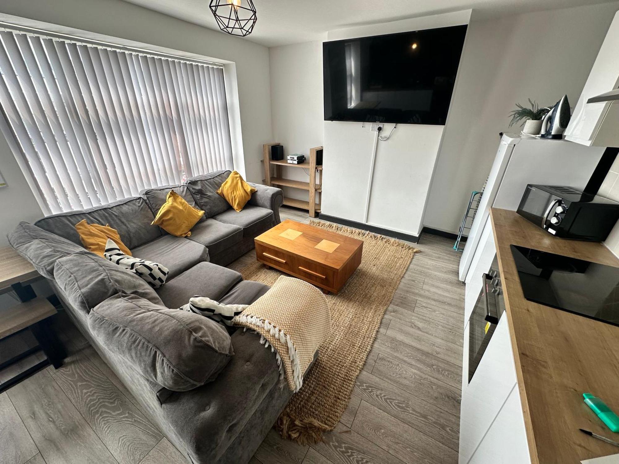 Town Center Willow Apartment - Sleeps Up To 10 - Dogs Welcome - 2 Minutes From Train Station Blackpool Dış mekan fotoğraf