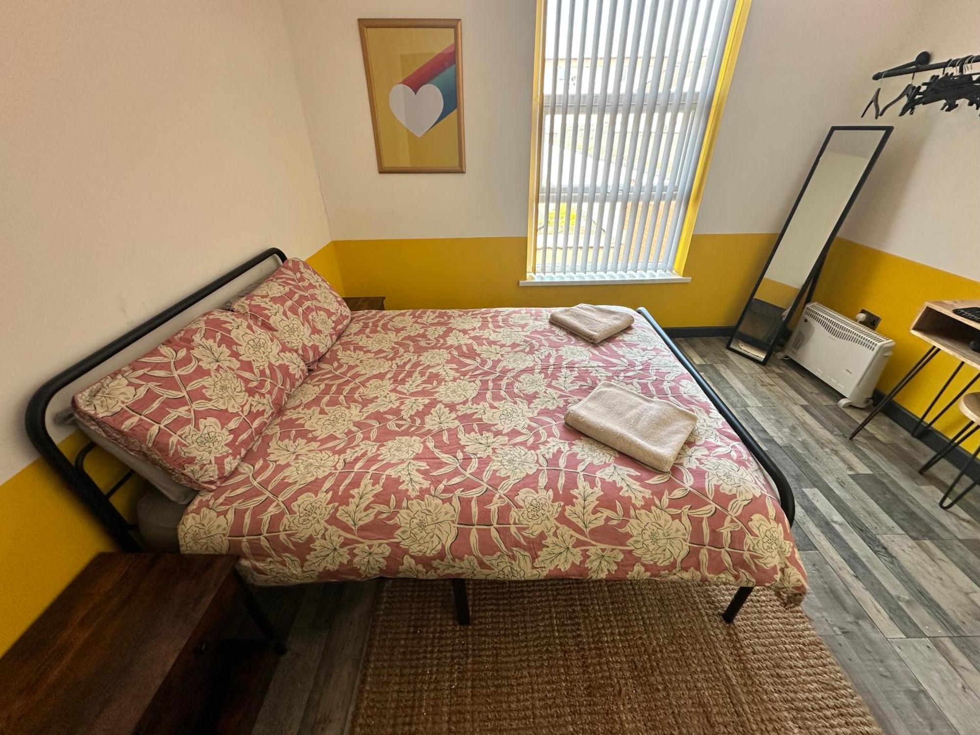 Town Center Willow Apartment - Sleeps Up To 10 - Dogs Welcome - 2 Minutes From Train Station Blackpool Dış mekan fotoğraf